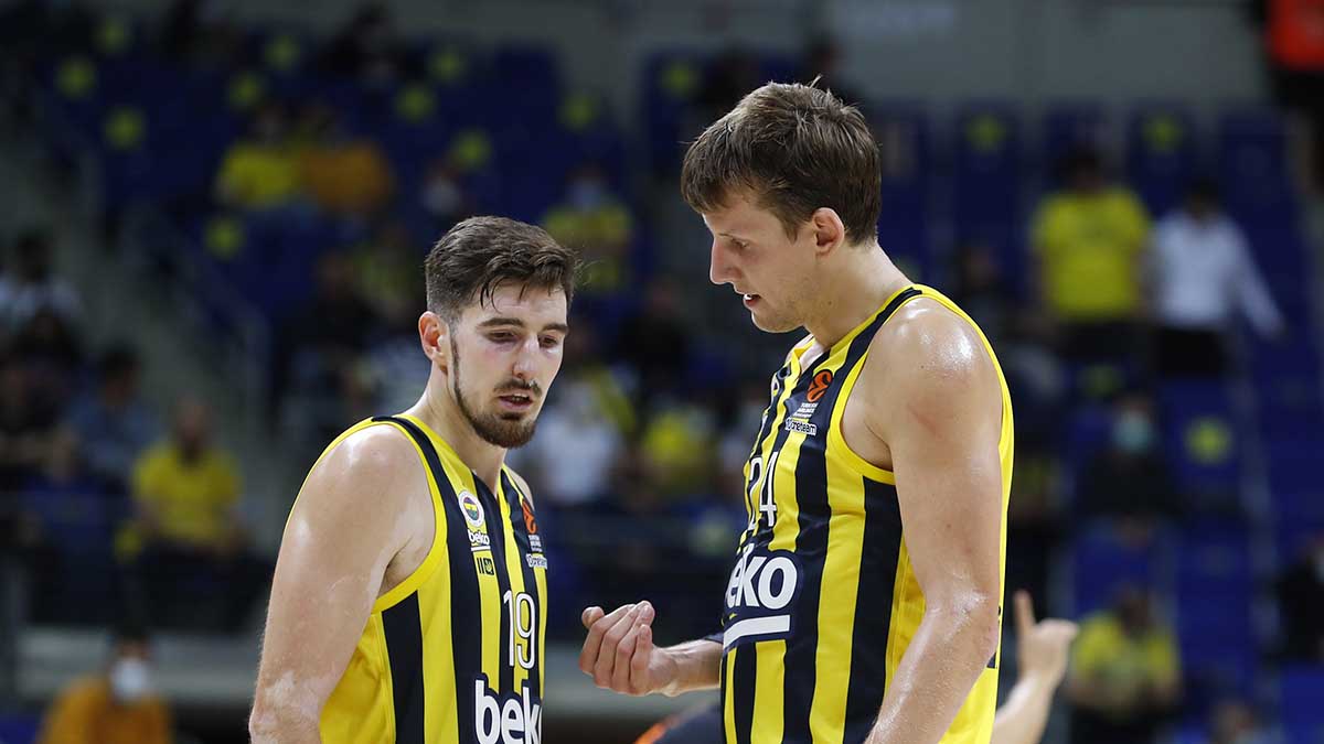 Vesely ve De Colo Fenerbahçe Beko formasıyla sohbet ederken