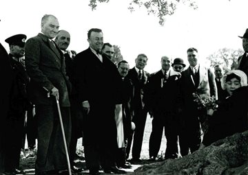 FenerbahceOrg_AtaturkFB_21_1936_AtaturkFenerbahce.jpg FenerbahceOrg_AtaturkFB_21_1936_AtaturkFenerbahce.jpg
